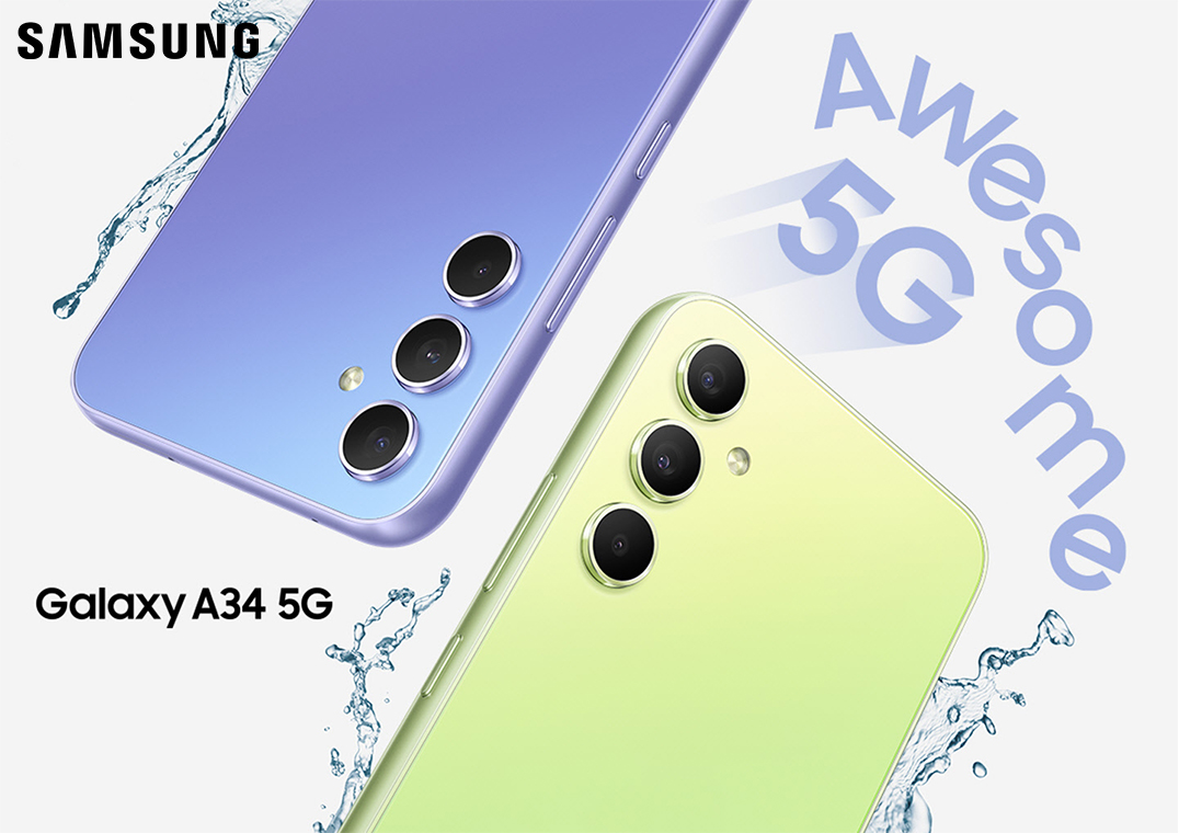 Dwa Galaxy A34 5G pokazane tyłem, jeden w kolorze fioletowym, a drugi w limonkowym. Wokół urządzeń "Awesome 5G" rozpryskują się krople wody.