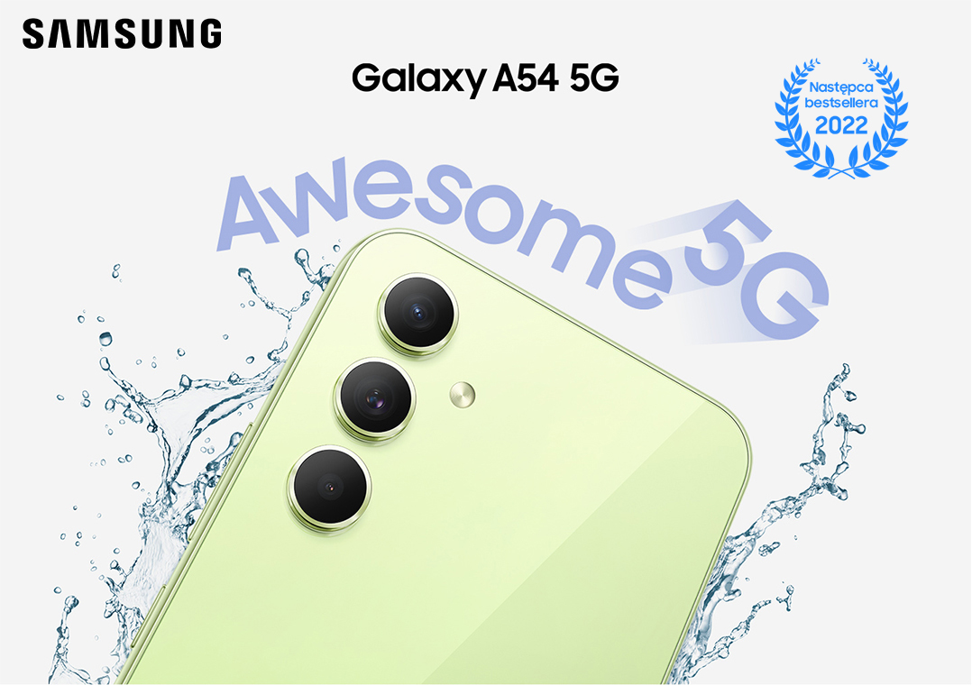 Górna połowa tyłu Galaxy A54 5G w kolorze limonkowym została pokazana z rozpryskującymi się wokół niej kroplami wody. "Awesome 5G".